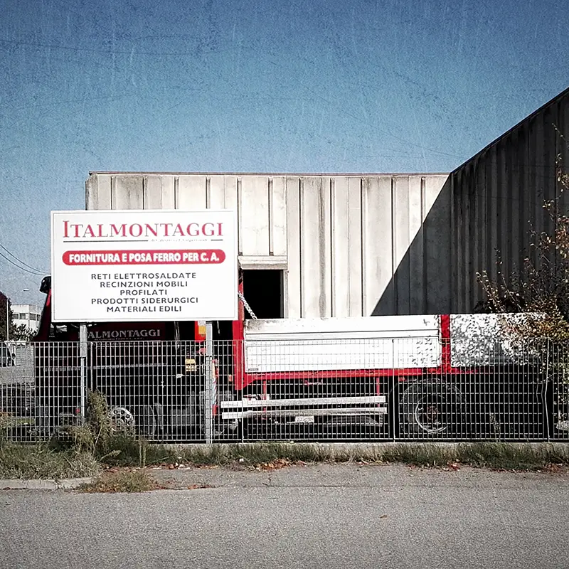 Sede di Italmontaggi con cartello e camion Sede di Italmontaggi con cartello e camion